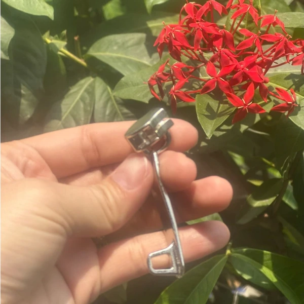 Cặp đầu kéo không khớp khiến răng kéo trên vali dễ bị kẹt, làm chuyến đi bận tâm - Ảnh 1