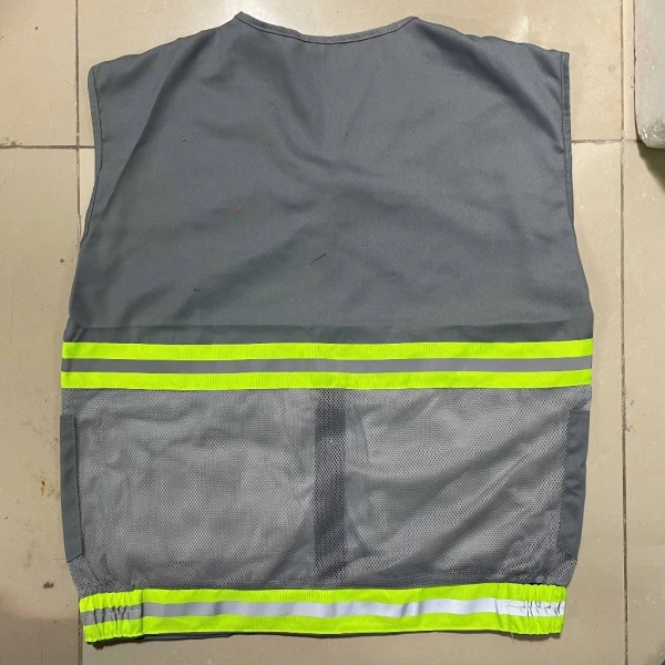 Áo ghi lê bảo hộ không chỉ là lớp vải bảo vệ thân thể trước các tác nhân cơ học và môi trường khắc nghiệt, mà còn là “cái túi đa năng” được bố trí chiến lược. (Ảnh 2) Áo ghi lê bảo hộ không chỉ là lớp vải bảo vệ thân thể trước các tác nhân cơ học và môi trường khắc nghiệt, mà còn là “cái túi đa năng” được bố trí chiến lược. (Ảnh 2)