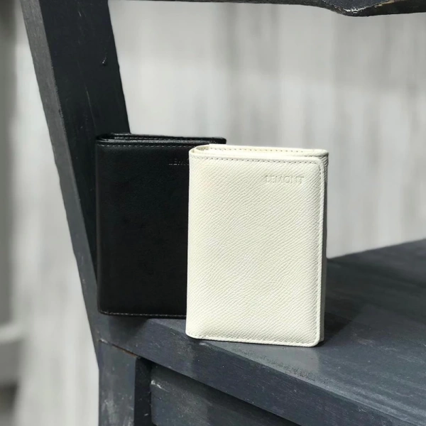 Đối với những ai đang tìm kiếm một chiếc ví dáng hộp vừa thời trang, vừa đáp ứng nhu cầu lưu trữ tiền mặt và xu một cách tiện lợi, Ví SWITCH da bò thật LEMONT là lựa chọn đáng cân nhắc. (Ảnh 5) Đối với những ai đang tìm kiếm một chiếc ví dáng hộp vừa thời trang, vừa đáp ứng nhu cầu lưu trữ tiền mặt và xu một cách tiện lợi, Ví SWITCH da bò thật LEMONT là lựa chọn đáng cân nhắc. (Ảnh 5)
