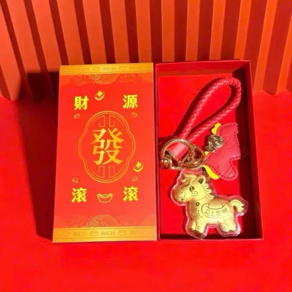 Thị trường hiện nay có vô vàn lựa chọn charm ngựa với mức giá đa dạng, từ vài chục nghìn đồng tới vài trăm nghìn đồng. (Ảnh 4)