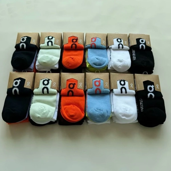 Một số thương hiệu chạy bộ hiện nay đã áp dụng công nghệ lưới (mesh) hoặc các sợi tổng hợp như polyester, nylon, và spandex để thay thế hoặc hỗ trợ lớp lỗ thoáng. (Ảnh 3) Một số thương hiệu chạy bộ hiện nay đã áp dụng công nghệ lưới (mesh) hoặc các sợi tổng hợp như polyester, nylon, và spandex để thay thế hoặc hỗ trợ lớp lỗ thoáng. (Ảnh 3)