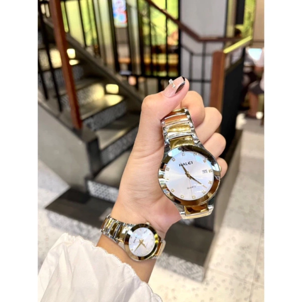 Chi tiết nhỏ trên mặt gương đồng hồ cặp đôi khiến bạn chỉ nhận ra sau vài tháng sử dụng - Ảnh 2 Chi tiết nhỏ trên mặt gương đồng hồ cặp đôi khiến bạn chỉ nhận ra sau vài tháng sử dụng - Ảnh 2
