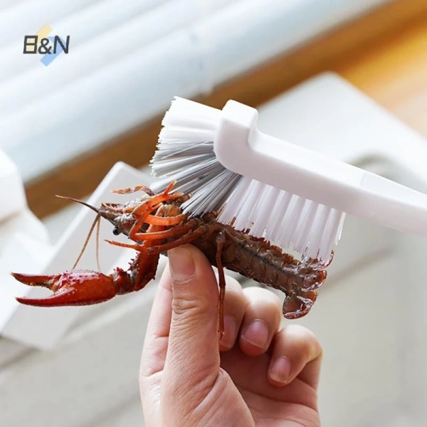 Trong quá trình rửa bình, tay thường ướt và dễ trượt. (Ảnh 3) Trong quá trình rửa bình, tay thường ướt và dễ trượt. (Ảnh 3)