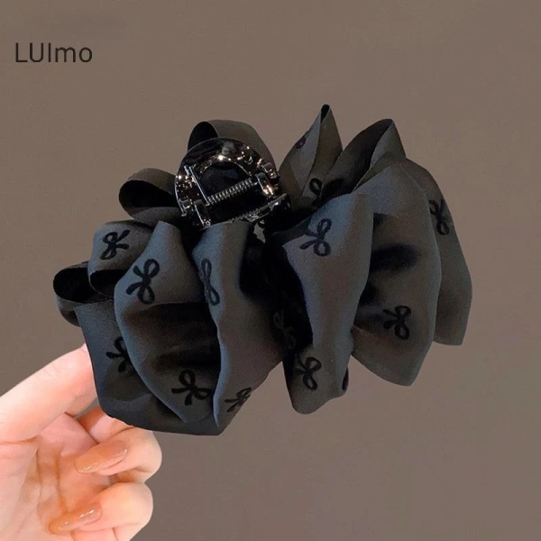 Kẹp tóc retro thường được chế tạo từ polyester và nhựa, kết hợp với các chi tiết kim loại hoặc nhựa cứng để tạo độ cứng cần thiết. (Ảnh 2)