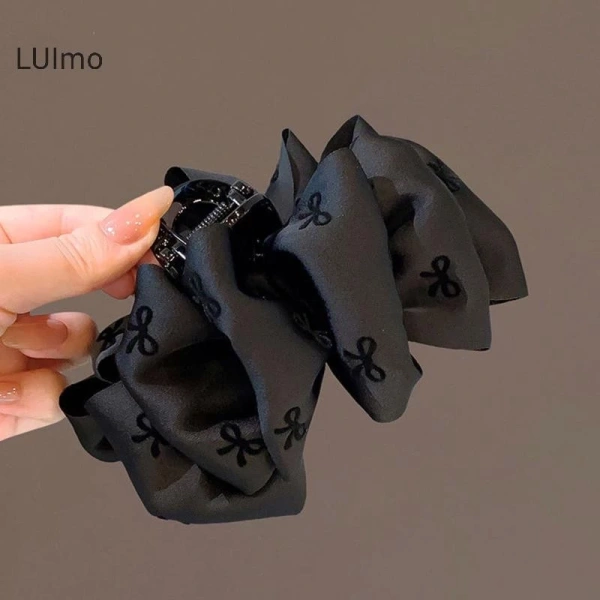 Ví dụ thực tế, Luimo Pháp Retro Bong Bóng Nơ Vuốt Kẹp Nữ Thời Trang Tóc Phụ Kiện SBS được làm từ polyester và nhựa, kích thước 13cm, có thiết kế nơ vuốt phù hợp cho nhiều kiểu tóc và mùa. (Ảnh 4)
