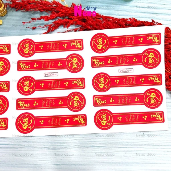 Ví dụ thực tế, Tem Dán Niêm Phong Hoạ Tiết Tết (giá giảm còn 21.500 ₫) đáp ứng đầy đủ các tiêu chí trên: giấy cán màng cao cấp, in chất lượng cao, chống nước và kích thước 2.5x8.6cm, mỗi gói gồm 45 tem sẵn sàng dán. (Ảnh 5)
