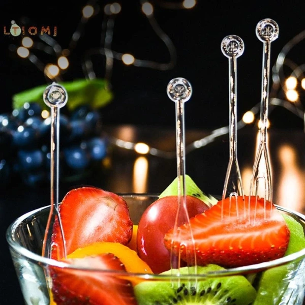 Người tổ chức tiệc thường chỉ quan tâm tới màu sắc hoặc độ trong suốt của nĩa mà bỏ qua một số đặc tính quan trọng như độ dẻo dai, độ bền, và độ an toàn thực phẩm. (Ảnh 3)