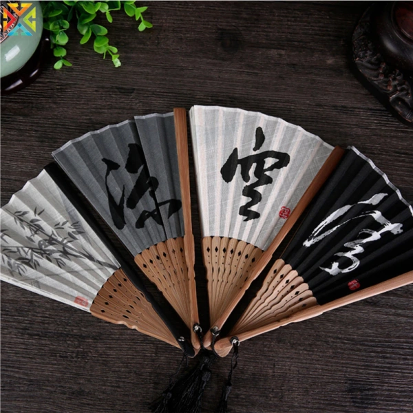 Chi tiết tay cầm của quạt gấp cổ điển bằng vải lanh thường gây mất cân bằng khi dùng liên tục trong các buổi biểu diễn. - Ảnh 1