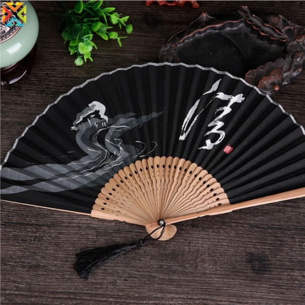 Chi tiết tay cầm của quạt gấp cổ điển bằng vải lanh thường gây mất cân bằng khi dùng liên tục trong các buổi biểu diễn. - Ảnh 2