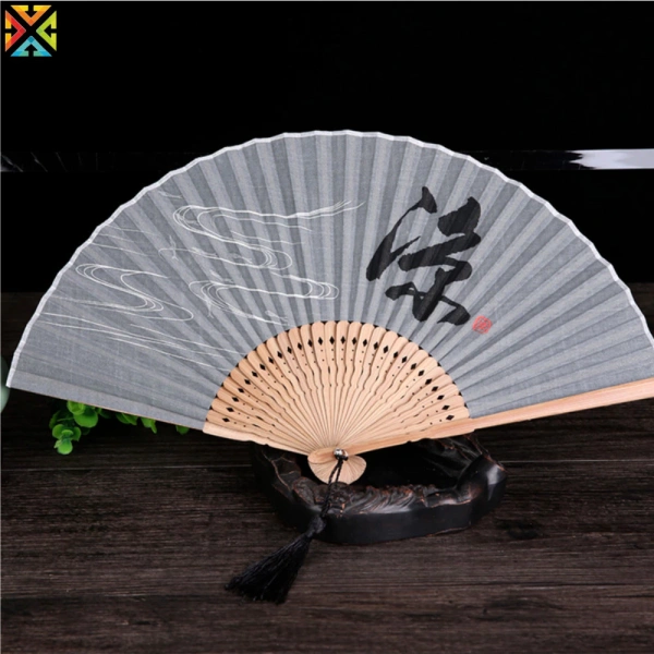 Chi tiết tay cầm của quạt gấp cổ điển bằng vải lanh thường gây mất cân bằng khi dùng liên tục trong các buổi biểu diễn. - Ảnh 4