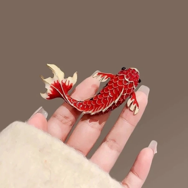Những chi tiết như huy hiệu, thổ cẩm hay cỏ đỏ sành điệu thường mang trong mình một câu chuyện, một biểu tượng hoặc một may‑may. (Ảnh 4)