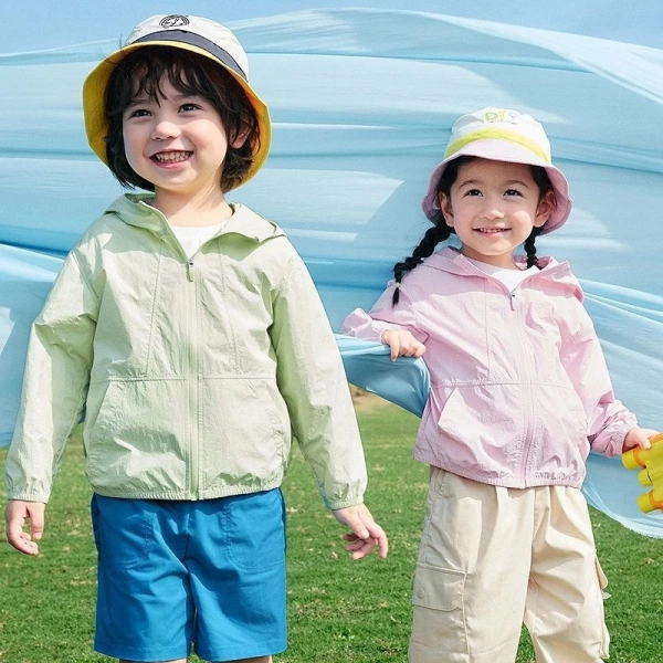Một số áo khoác gió dành cho trẻ em không có túi ẩn mà thay vào đó là các túi lộ ra mặt. (Ảnh 3) Một số áo khoác gió dành cho trẻ em không có túi ẩn mà thay vào đó là các túi lộ ra mặt. (Ảnh 3)