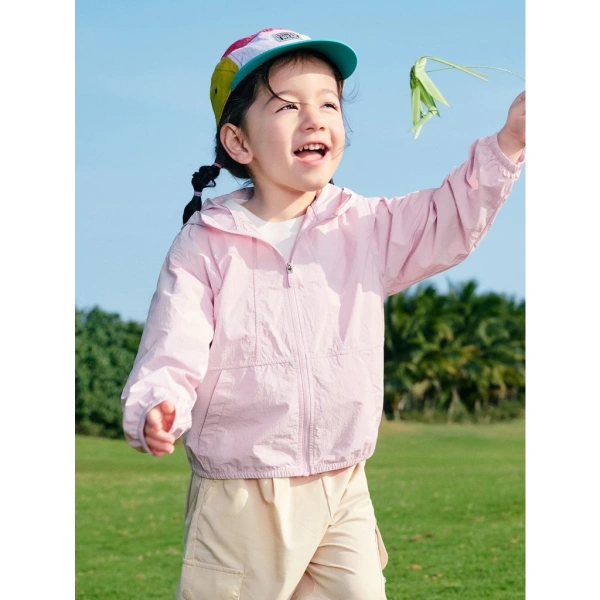 Trong thị trường hiện nay, một trong những mẫu áo khoác gió được nhiều phụ huynh ưa chuộng là Áo khoác gió bé gái BabyloveGO. (Ảnh 5) Trong thị trường hiện nay, một trong những mẫu áo khoác gió được nhiều phụ huynh ưa chuộng là Áo khoác gió bé gái BabyloveGO. (Ảnh 5)