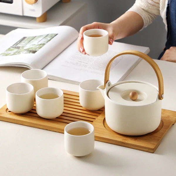 Chiếc ấm gốm tinh tế khiến buổi trà gia đình kéo dài bất ngờ - Ảnh 1