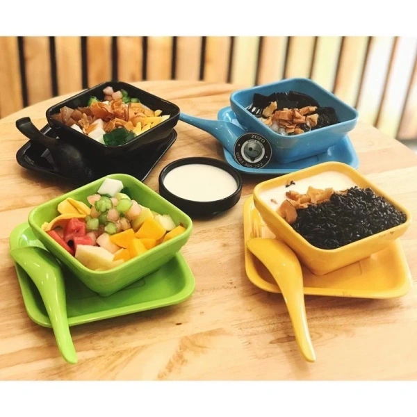 Chiếc bát nhựa vuông dày thực tế giúp bé ít đổ đồ, nhưng lại khiến con khó cầm khi ăn - Ảnh 1