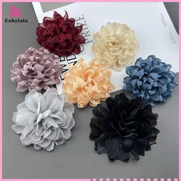 Chiếc cài hoa camellia 10 cm khiến bộ trang phục tiệc tối giản bỗng dưng nổi bật - Ảnh 1