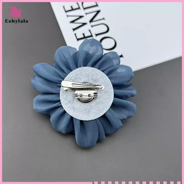 Chiếc cài hoa camellia 10 cm khiến bộ trang phục tiệc tối giản bỗng dưng nổi bật - Ảnh 5