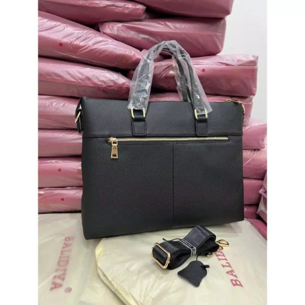 Đối với những người làm việc trong môi trường công sở, giám đốc hoặc trưởng phòng thường cần một chiếc cặp thể hiện đẳng cấp, đồng thời đáp ứng nhu cầu mang laptop và một lượng tài liệu vừa phải. (Ảnh 4) Đối với những người làm việc trong môi trường công sở, giám đốc hoặc trưởng phòng thường cần một chiếc cặp thể hiện đẳng cấp, đồng thời đáp ứng nhu cầu mang laptop và một lượng tài liệu vừa phải. (Ảnh 4)