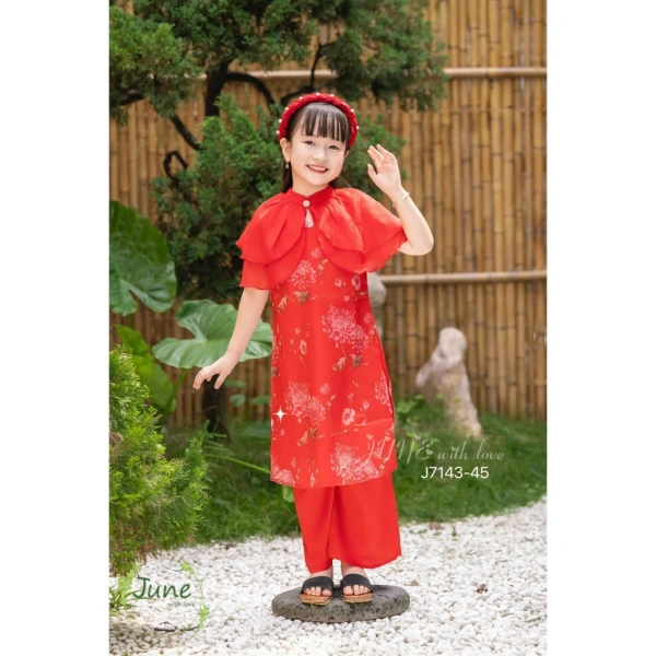 Vải lụa mềm mịn luôn là lựa chọn ưu tiên khi tìm áo dài cho trẻ. (Ảnh 2) Vải lụa mềm mịn luôn là lựa chọn ưu tiên khi tìm áo dài cho trẻ. (Ảnh 2)