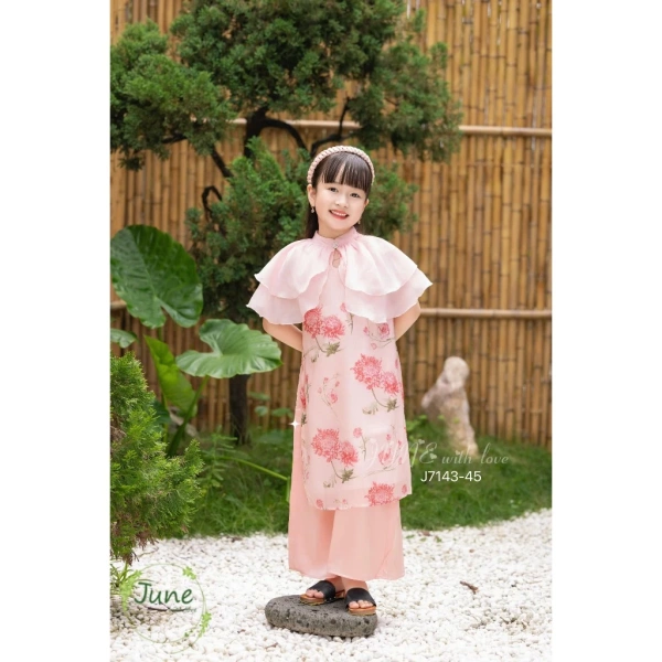 Vì sản phẩm áo dài JUNE thường có mức giảm giá ngắn hạn, việc đặt hàng sớm giúp đảm bảo có đủ thời gian nhận hàng, kiểm tra size, và thay đổi nếu cần. (Ảnh 5) Vì sản phẩm áo dài JUNE thường có mức giảm giá ngắn hạn, việc đặt hàng sớm giúp đảm bảo có đủ thời gian nhận hàng, kiểm tra size, và thay đổi nếu cần. (Ảnh 5)