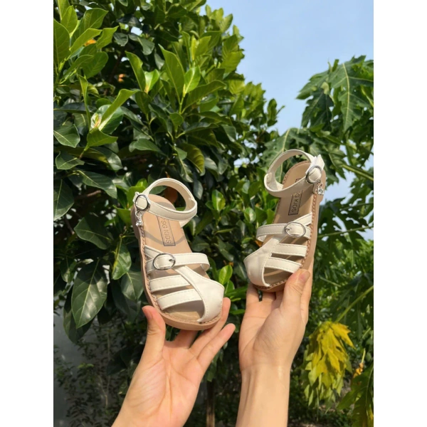 Không phải tất cả các mẫu dép “đẹp” đều đáp ứng đủ tiêu chí bền bỉ cho trẻ mẫu giáo. (Ảnh 4) Không phải tất cả các mẫu dép “đẹp” đều đáp ứng đủ tiêu chí bền bỉ cho trẻ mẫu giáo. (Ảnh 4)