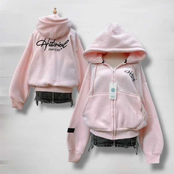 Để chiếc hoodie luôn giữ được vẻ mới và độ mềm mịn của chất nỉ, việc bảo quản và giặt ủi đúng cách là rất quan trọng. (Ảnh 5) Để chiếc hoodie luôn giữ được vẻ mới và độ mềm mịn của chất nỉ, việc bảo quản và giặt ủi đúng cách là rất quan trọng. (Ảnh 5)