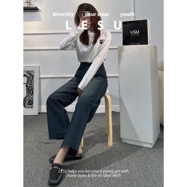 Thị trường hiện nay có rất nhiều mẫu jean ống đứng trơn 2 túi vuông được thiết kế để vừa thời trang vừa tiện dụng. (Ảnh 5) Thị trường hiện nay có rất nhiều mẫu jean ống đứng trơn 2 túi vuông được thiết kế để vừa thời trang vừa tiện dụng. (Ảnh 5)