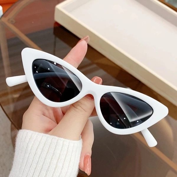 Nhựa ABS được biết đến với độ cứng vừa phải, chịu nhiệt tốt và cảm giác “cứng cáp” hơn khi nắn. (Ảnh 3)