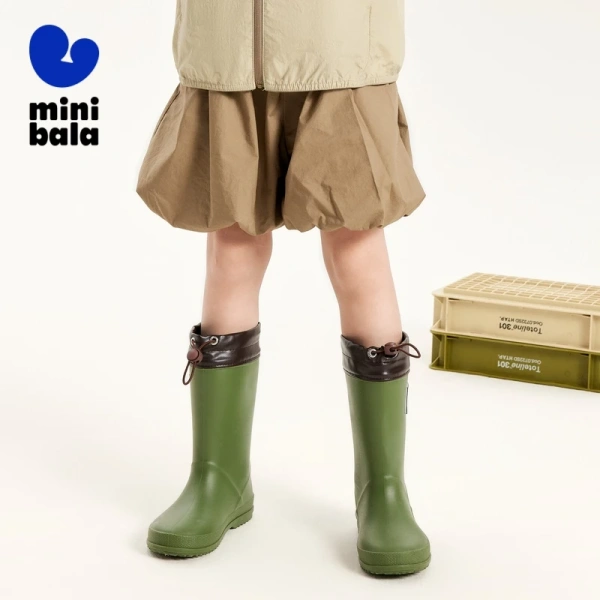 Với những tiêu chí trên, hầu hết phụ huynh sẽ ưu tiên cotton khi chọn quần short cho bé gái mùa hè, nhất là khi thời tiết ngày càng oi bức và bé cần thoải mái để chơi đùa mà không bị nóng bức. (Ảnh 2)