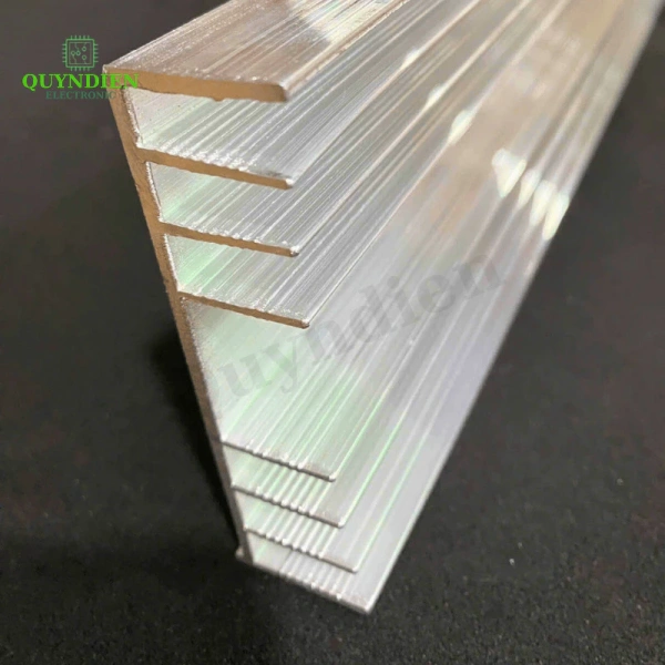 Trong các thiết bị có không gian hạn chế, bạn có thể lắp thêm quạt tốc độ thấp (80 mm – 120 mm) ngay trên tản nhiệt, hoặc sử dụng ống dẫn khí để hút không khí nóng ra khỏi khu vực MOSFET. (Ảnh 5)