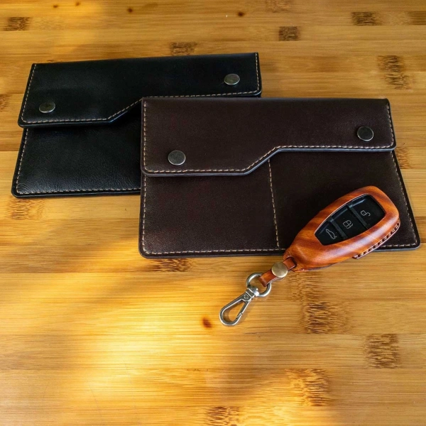 Đối với những ai muốn kết hợp giữa sự sang trọng và tính năng thực tế, Mino Crafts đã cho ra mắt mẫu túi đựng giấy tờ xe ô tô bằng da bò thật màu đen. (Ảnh 5)