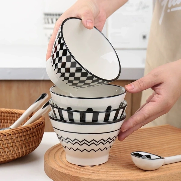 Sản phẩm Bát cơm loa, bát cơm dáng cao, bát cơm mũ cao cấp dùng cho gia đình, nhà hàng được làm từ gốm sứ tráng men cao cấp, không chứa chì và không độc hại, đáp ứng tiêu chuẩn an toàn môi trường. (Ảnh 4)