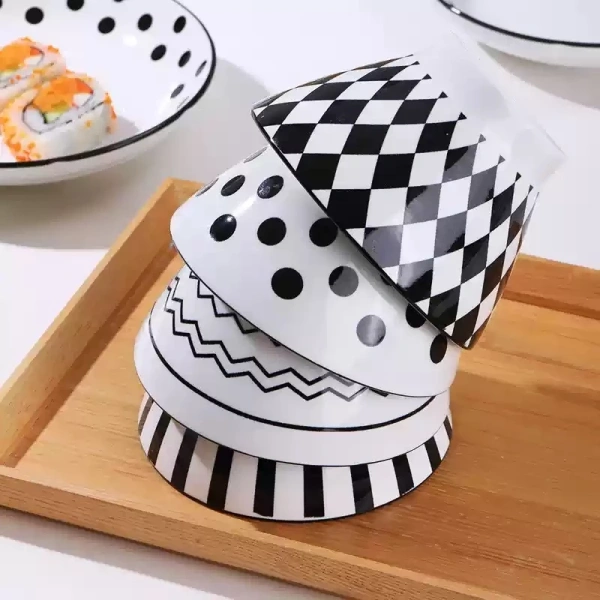 Một khay nhựa hoặc khay kim loại đặt ở bên bồn rửa có thể giúp “tách lớp” giữa các bát, tạo không gian thoáng cho không khí lưu thông và giảm nguy cơ trượt. (Ảnh 5)