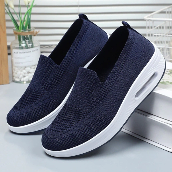 Chiều cao tăng nhẹ từ giày thuyền nữ đế cao không dây nhưng đôi khi độ thoáng khí lại là thách thức bất ngờ - Ảnh 1