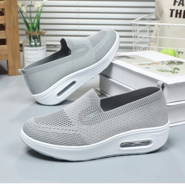 Để có một góc nhìn toàn diện, chúng ta cùng xem xét ưu, nhược điểm của giày thuyền không dây so với các mẫu khác trên thị trường. (Ảnh 5)
