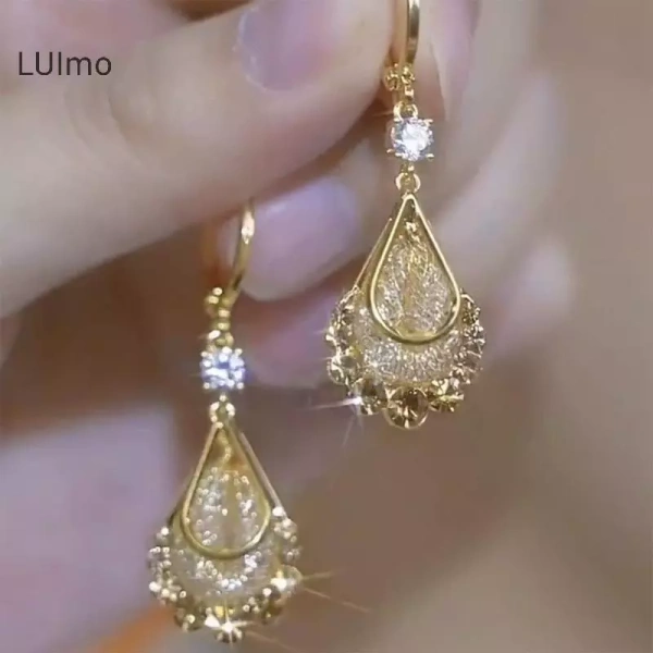 Chiều dài bông tai pha lê đôi khi tạo rối loạn vị trí ngồi trong tiệc cưới - Ảnh 1 Chiều dài bông tai pha lê đôi khi tạo rối loạn vị trí ngồi trong tiệc cưới - Ảnh 1