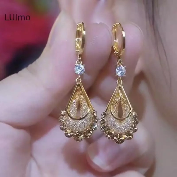 Một trong những mẫu bông tai đang được ưa chuộng hiện nay là LUImo - Giọt nước pha lê dài, bông tai thời trang sang trọng cho tiệc cưới. (Ảnh 3) Một trong những mẫu bông tai đang được ưa chuộng hiện nay là LUImo - Giọt nước pha lê dài, bông tai thời trang sang trọng cho tiệc cưới. (Ảnh 3)