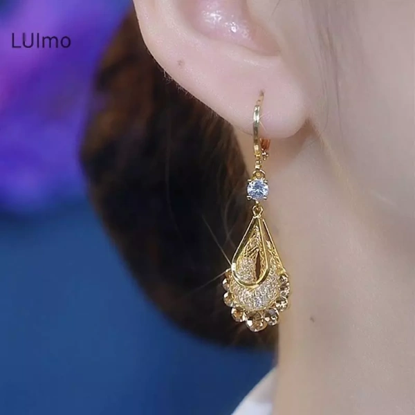 Q: Bông tai pha lê dài có gây mất thăng bằng khi khiêu vũ không? (Ảnh 4) Q: Bông tai pha lê dài có gây mất thăng bằng khi khiêu vũ không? (Ảnh 4)