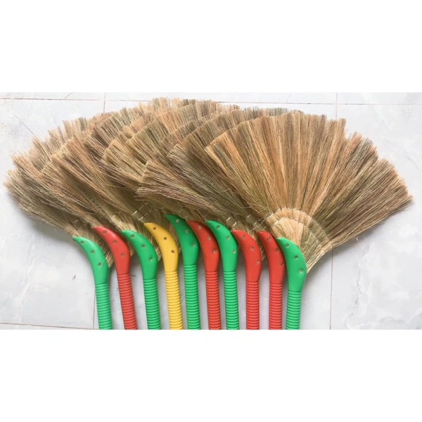 Chổi sợi đót thủ công dùng để quét sân vườn thường mất lông chỉ sau vài tuần sử dụng - Ảnh 1 Chổi sợi đót thủ công dùng để quét sân vườn thường mất lông chỉ sau vài tuần sử dụng - Ảnh 1