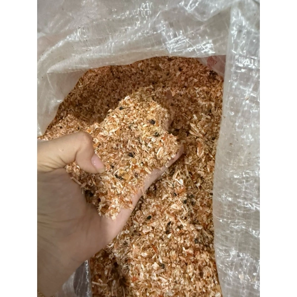 Vỏ tôm khô, thường được làm từ các loại tôm tươi được tách lớp thịt và phơi khô dưới ánh nắng hoặc máy sấy, mang lại một hương thơm ngọt ngào, béo bùi. (Ảnh 2)