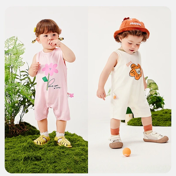 Đầu tiên, bộ áo liền quần không tay giúp bé cảm nhận tự do tối đa. (Ảnh 2)