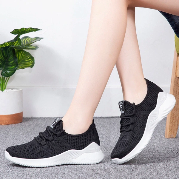 Giày truyền thống thường sử dụng vật liệu da hoặc cao su dày, mang lại độ bền cao nhưng cũng nặng và khó bảo trì. (Ảnh 3)