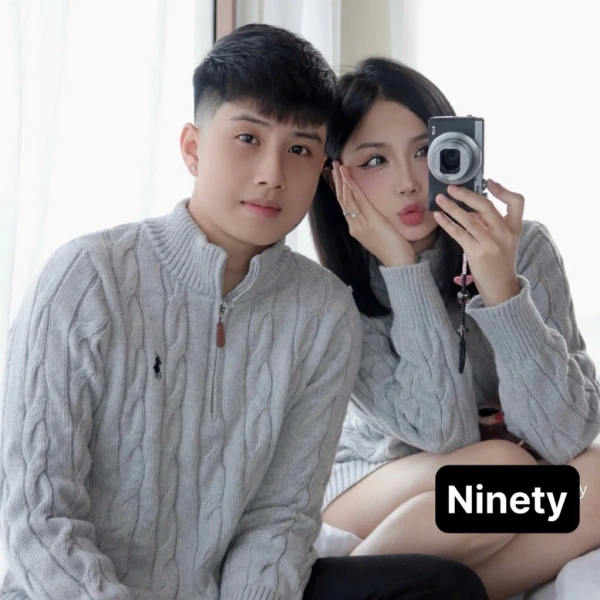 Khi nhiệt độ giảm xuống dưới 12°C, bạn có thể thêm một chiếc áo khoác bomber hoặc blazer dày lên trên áo len. (Ảnh 4)