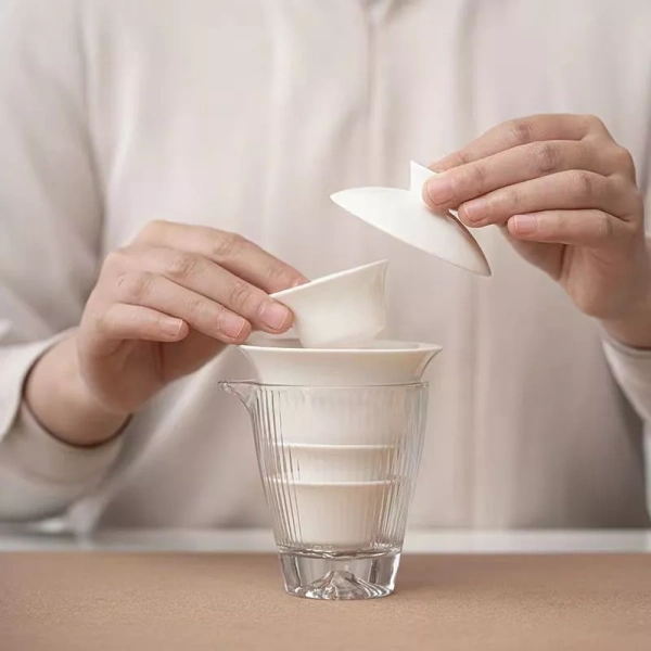 Như bảng trên cho thấy, bộ pha trà không chỉ nhẹ hơn, còn đa năng hơn, phù hợp hơn cho những người muốn “trải nghiệm trà” thay vì chỉ giữ ấm. (Ảnh 4)