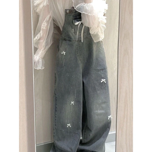 Trong số các mẫu quần denim dài có nơ hiện có trên thị trường, Quần yếm denim dáng dài cho nữ đính nơ ống suông qccc thời trang nữ là một lựa chọn đáng cân nhắc. (Ảnh 3) Trong số các mẫu quần denim dài có nơ hiện có trên thị trường, Quần yếm denim dáng dài cho nữ đính nơ ống suông qccc thời trang nữ là một lựa chọn đáng cân nhắc. (Ảnh 3)