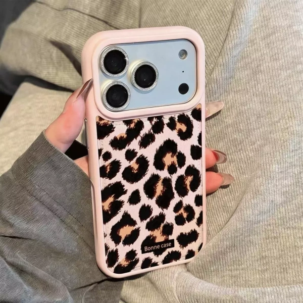Chiếc điện thoại có màn hình lớn (từ 6.5 inch trở lên) đã khá nặng. (Ảnh 2)