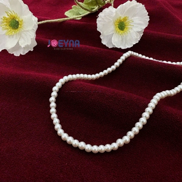 Da bé nhạy cảm: có thực sự nên để vòng cổ ngọc trai khi diện áo dài Tết? - Ảnh 1 Da bé nhạy cảm: có thực sự nên để vòng cổ ngọc trai khi diện áo dài Tết? - Ảnh 1