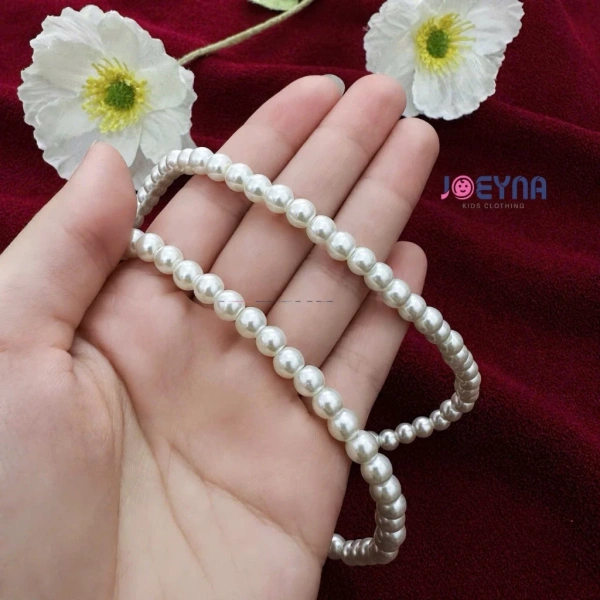 Da bé nhạy cảm: có thực sự nên để vòng cổ ngọc trai khi diện áo dài Tết? - Ảnh 2 Da bé nhạy cảm: có thực sự nên để vòng cổ ngọc trai khi diện áo dài Tết? - Ảnh 2