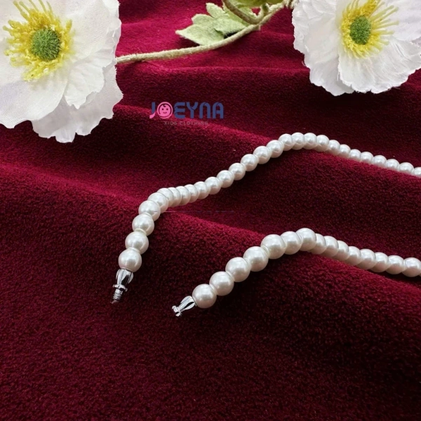 Da bé nhạy cảm: có thực sự nên để vòng cổ ngọc trai khi diện áo dài Tết? - Ảnh 3 Da bé nhạy cảm: có thực sự nên để vòng cổ ngọc trai khi diện áo dài Tết? - Ảnh 3