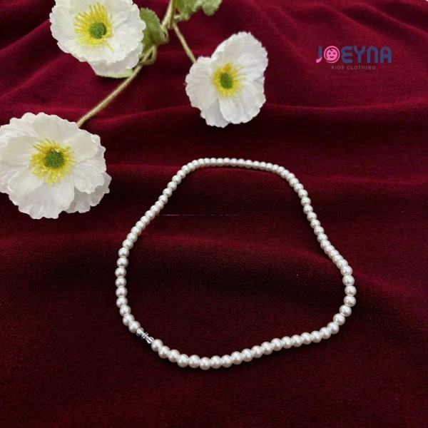 Một trong những mẫu vòng cổ được các bà mẹ tin dùng trong dịp năm mới là Vòng Cổ Ngọc Trai Bé Gái, Diện Áo Dài Tết cho bé xinh xắn đáng yêu. (Ảnh 4) Một trong những mẫu vòng cổ được các bà mẹ tin dùng trong dịp năm mới là Vòng Cổ Ngọc Trai Bé Gái, Diện Áo Dài Tết cho bé xinh xắn đáng yêu. (Ảnh 4)